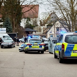 Polizeiautos auf einem Parkplatz. In Heidenheim-Schnaitheim fand am Dienstagnachmittag ein größerer Polizeieinsatz statt. Auslöser war der Anruf eines Mannes bei der Polizei, der von Schüssen auf sein Auto berichtete.