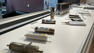 Batterien in herkömmlichen Größen und Formen. Ulmer Forscher entwickeln umweltfreundliche Natrium-Ionen-Batterie.