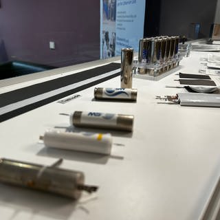 Batterien in herkömmlichen Größen und Formen. Ulmer Forscher entwickeln umweltfreundliche Natrium-Ionen-Batterie.