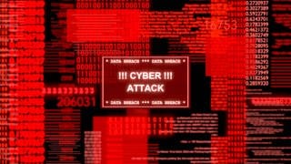 Ein Bildschirm leuchtet rot mit Einsen und Nullen und dem Warnhinweis CyberAttack. Die Cyberattacke auf VARTA Ellwangen hat immer noch Folgen für das Unternehmen.