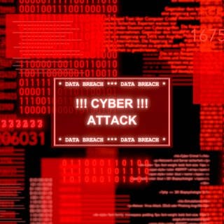 Ein Bildschirm leuchtet rot mit Einsen und Nullen und dem Warnhinweis CyberAttack. Die Cyberattacke auf VARTA Ellwangen hat immer noch Folgen für das Unternehmen.