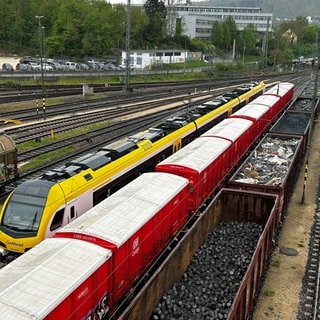 Die roten Containerwaggons der DB-Cargo stehen im Bahnhof Aalen