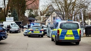 Polizeiautos auf einem Parkplatz. Nach Schüssen in Nattheim im Kreis Heidenheim ermitteln die Behörden wegen versuchten Totschlags. Der mutmaßliche Täter ist polizeibekannt und auf der Flucht. Er soll auf ein Auto geschossen haben. Der Fahrer des Wagens informierte am vergangenen Dienstag (5.3.) die Polizei von den Schüssen. Zuvor war er von Nattheim nach Heidenheim-Schnaitheim gefahren (Archivbild). 