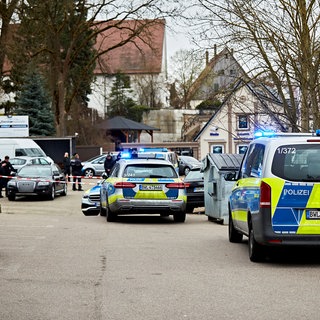 Polizeiautos auf einem Parkplatz. Nach Schüssen in Nattheim im Kreis Heidenheim ermitteln die Behörden wegen versuchten Totschlags. Der mutmaßliche Täter ist polizeibekannt und auf der Flucht. Er soll auf ein Auto geschossen haben. Der Fahrer des Wagens informierte am vergangenen Dienstag (5.3.) die Polizei von den Schüssen. Zuvor war er von Nattheim nach Heidenheim-Schnaitheim gefahren (Archivbild). 