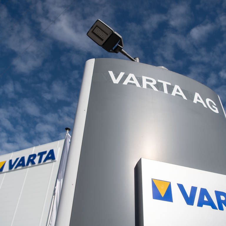Produktionsgebäude von Varta in Ellwangen.Der Cyberangriff Mitte Februar wirkt sich immer noch auf VARTA aus. Die Industrie- und Handelskammer Ulm warnt: Auch kleinere Unternehmen werden aus dem Netz angegriffen.