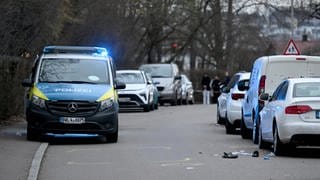 Ein Einsatzwagen der Polizei steht nach einem mutmaßlichen Tötungsdelikt am Ulmer Eselsberg.