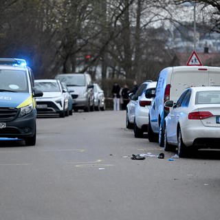 Ein Einsatzwagen der Polizei steht nach einem mutmaßlichen Tötungsdelikt am Ulmer Eselsberg.