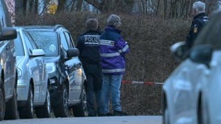 Ein 54 Jahre alter Mann, der am Sonntag einen Mann mit einem Messer getötet haben soll, ist in Ulm von der Polizei angeschossen worden. Das teilten Polizei, Landeskriminalamt und Staatsanwaltschaft gestern Abend gemeinsam mit.