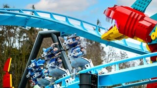 Eine Achterbahn namens "Wingcoaster" im Legoland zählt zu den Attraktionen des 2023 eröffneten  Themenbereichs "Mythica".