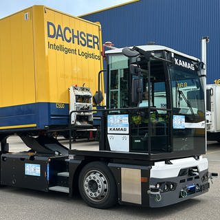 Ein autonom fahrender LKW mit einem gekoppelten Trailer. Mehrere Monate waren selbstfahrende Fahrzeuge auf dem Dachser Betriebshof in Langenau unterwegs. 