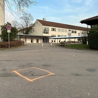 Hier geschah der Angriff - vor dem Gelände der Sägefeldschule im Ulmer Stadtteil Wiblingen.