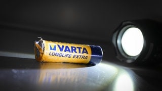 Eine kaputte Varta-Batterie wird von einer Taschenlampe angeleuchtet. Varta-Chef Markus Hackstein soll kurz nach der Veröffentlichung schlechter Nachrichten für sein Unternehmen Aktien verkauft haben - noch bevor der Kurs abstürzte.