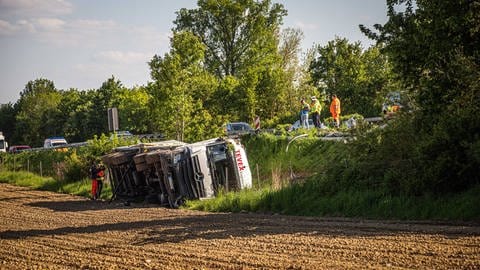 Ein Fleischtransporter kippte auf der A7 bei Ellwangen eine Böschung hinunter. Ein Teil der Ladung fiel dabei heraus.