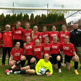 Grinsend stehen die Fußballerinnen des TSV Regglisweiler kurz vor ihrem nächsten Spiel im Tor. Die Stimmung ist gut in der Mannschaft, obwohl sie bislang alle Spiele verloren haben.