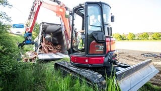 Die Bergung des am Mittag verunglückten Fleischtransporters auf der A7 bei Ellwangen dauerte bis weit nach Mitternacht. Die Fleischteile, die teils auch in der Böschung landeten, wurden mit einem Bagger entladen.