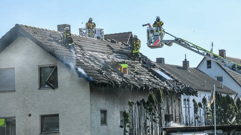 Am Nachbarhaus musste die Feuerwehr Dachziegel abnehmen, um Glutnester zu löschen.