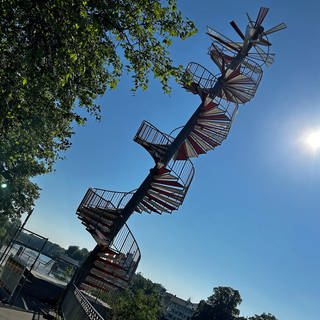 Der 22 Meter hohe Berblinger Turm am Ulmer Donauufer ist nach Wartungsarbeiten wieder eröffnet worden