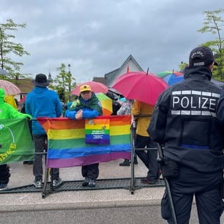 Vor der Stadthalle Aalen haben am Freitagabend viele Menschen gegen die Politik der AfD demonstriert. Der AfD-Kreisverband Ostalb hatte zu einer Wahlkampfveranstaltung in der Halle eingeladen. Die Polizei war vor Ort. Laut Mitteilung verliefen beide Veranstaltungen weitgehend friedlich.