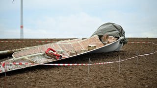 Die Reste eines 40 Meter langen und tonnenschwere Windradflügels liegen auf einem Feld. Jetzt steht die Ursache des Vorfalls fest.
