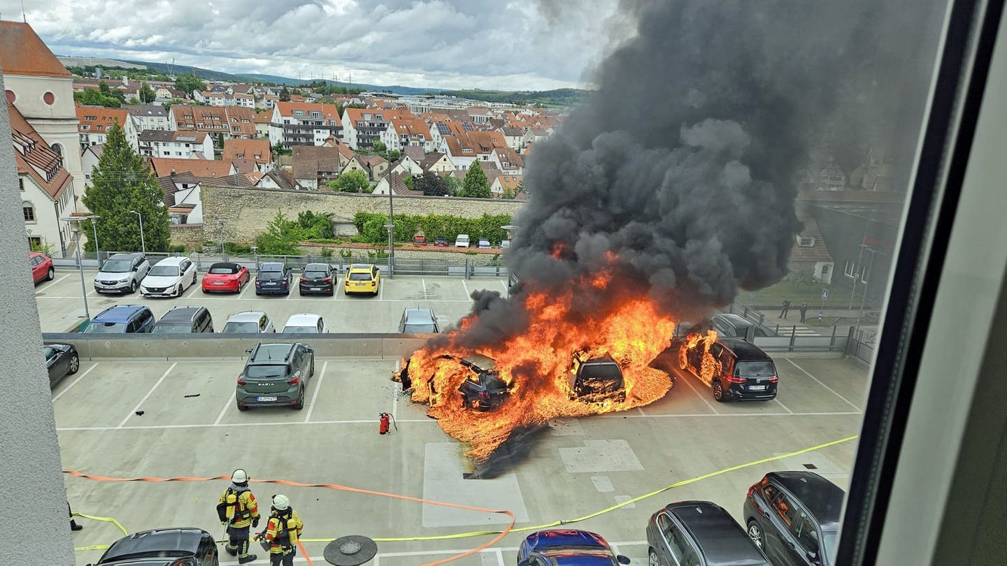 In einem Parkhaus in Ehingen geriet am Mittwoch ein Auto in Brand. Durch die Hitze des Feuers wurden noch weitere Fahrzeuge auf dem obersten Parkdeck beschädigt. (Foto: Privat)