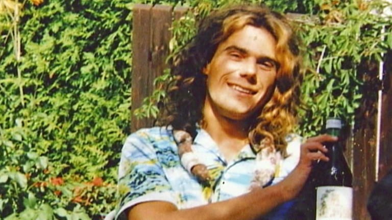 Der ermordete Rafael Blumenstock, lächelnd, eine Getränkeflasche in der Hand.