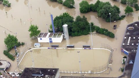 Die Eislaufanlage in Neu-Ulm ist am Sonntag (23.5.1999) vom Hochwasser der Donau überflutet worden.