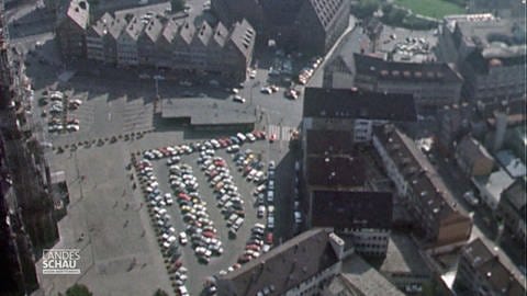 Der Ulmer Münsterplatz vom Münsterturm aus. Viele geparkte Autos, eine Fußgängerzone war der Platz in den frühen 1990er Jahren noch nicht.