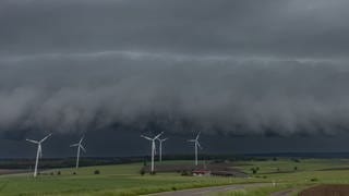 Eine Gewitterfront in der Nähe von Essingen: Gewitter und Starkregen haben am Donnerstagabend und in der Nacht vor allem im Ostalbkreis zu überfluteten Straßen und Behinderungen geführt. 