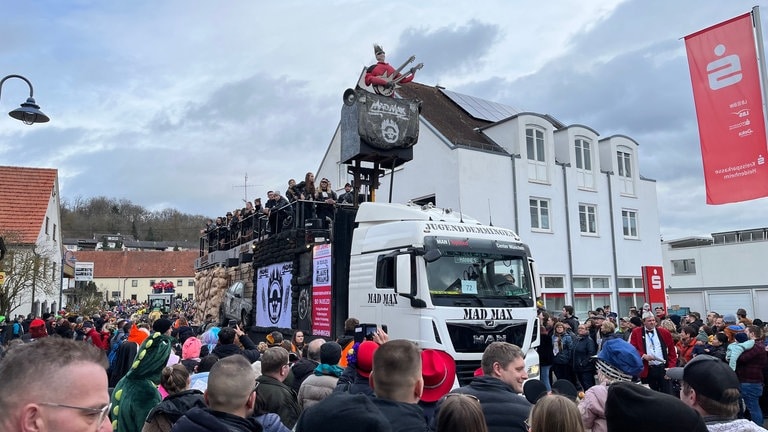 Zum Faschings-Umzug in Dischingen sind rund 15.000 Besucherinnen und Besucher erwartet worden.