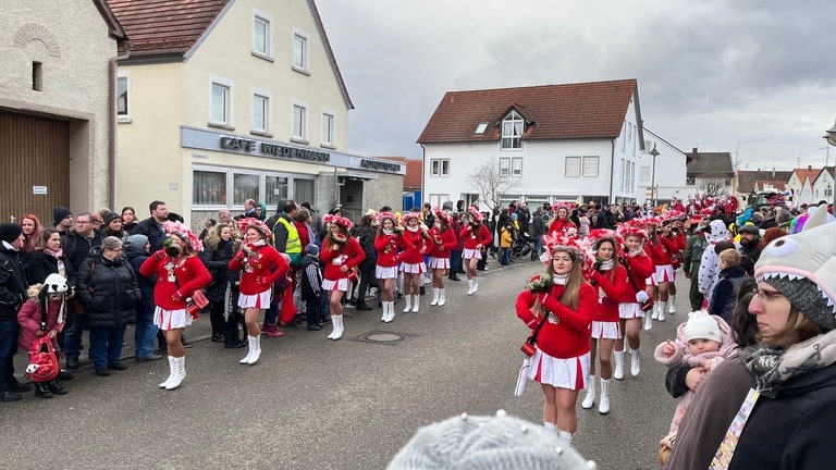 Zum Fasnets-Umzug in Dischingen sind rund 15.000 Besucherinnen und Besucher erwartet worden