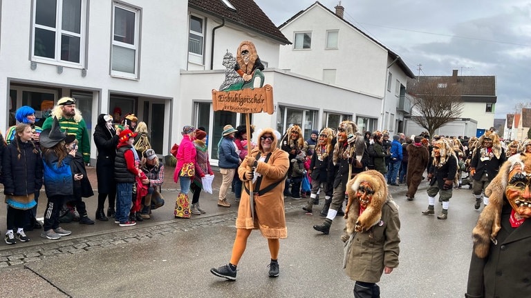 Zum Fasnets-Umzug in Dischingen sind rund 15.000 Besucherinnen und Besucher erwartet worden