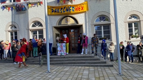 Bürgermeister entmachtet: Panscherhexen in Giengen stürmen das Rathaus.