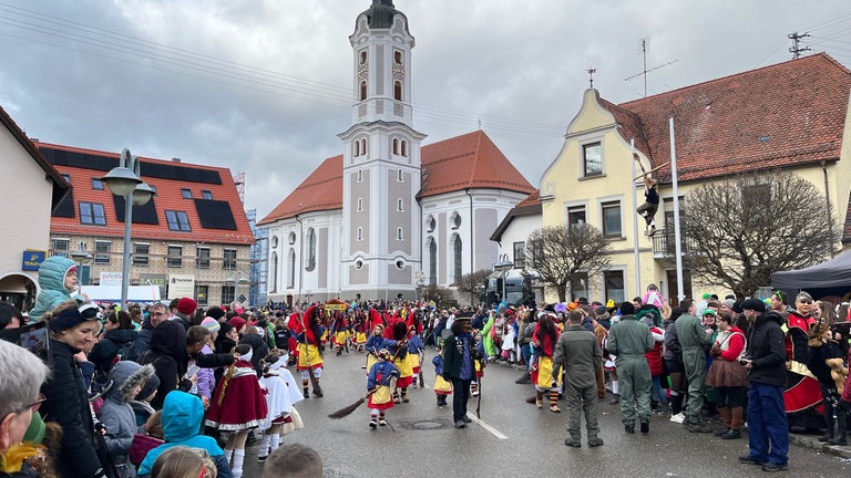 Zum Fasnets-Umzug in Dischingen sind rund 15.000 Besucherinnen und Besucher erwartet worden