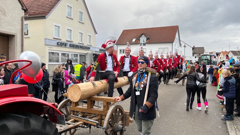 Zum Fasnets-Umzug in Dischingen sind rund 15.000 Besucherinnen und Besucher erwartet worden