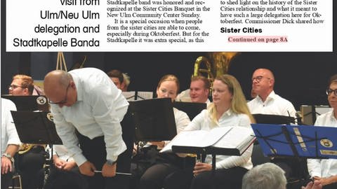 Ein Bericht über den Auftritt beim Oktoberfest in New Ulm - der Besuch der Musikerinnen und Musiker aus Ulm wurde auch von den Medien registriert. 