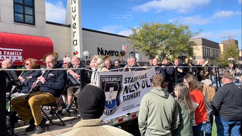 Musikerinnen und Musiker beim Auftritt auf einem Parade-Tieflader beim Oktoberfest in New Ulm (US-Bundesstaat Minnesota). 