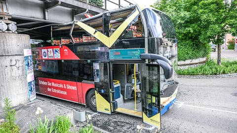 In Aalen ist ein Linienbus in einer Unterführung steckengeblieben.