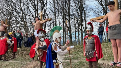 Der dramatische Abschluss des "Lebendigen Kreuzwegs" in Schwäbisch Gmünd: die Kreuzigungsszene auf dem Hohenrechberg.