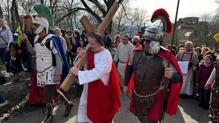 In Schwäbisch Gmünd führte der "Lebendige Kreuzweg" von der Burgruine Hohenrechberg bis zur Wallfahrtskirche St. Maria.