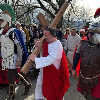 In Schwäbisch Gmünd führte der "Lebendige Kreuzweg" von der Burgruine Hohenrechberg bis zur Wallfahrtskirche St. Maria.