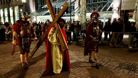 Durch Neu-Ulm und Ulm zog am Abend der "Lebendige Kreuzweg" bis auf den Münsterplatz, wo diesmal direkt vor dem Münster die Kreuzigungsszene aufgeführt wurde.