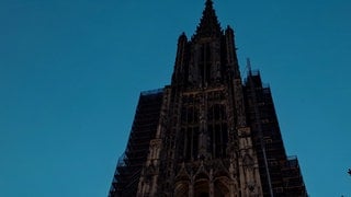 Im Ulmer Münster, hier in der Dämmerung, findet in der Osternacht trotz Zeitumstellung der Gottesdienst um 5.30 Uhr statt. 