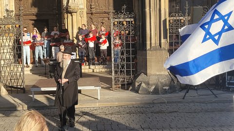 Die christlichen Kirchen haben zur Mahnwache mit Israel gerufen. Zu den Rednern gehörte auch der Ulmer Rabbiner Shneur Trebnik.
