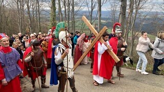 Laien stellen beim Lebendigen Kreuzweg in Schwäbisch Gmünd den Leidensweg Christi dar.