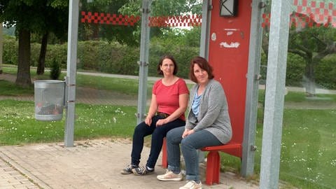 Claudia Heinrich (links) und Evi Ott warten in Dellmensingen auf den Bus. Gemeinsam kämpfen sie für den Erhalt "ihrer" Buslinie und einen besseren ÖPNV auf dem Land. 