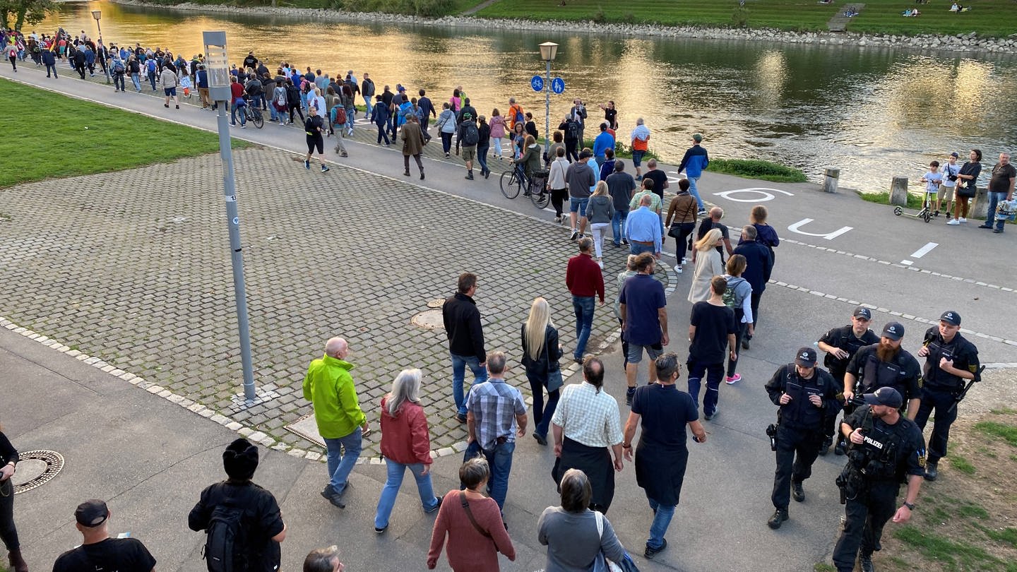 Rund 300 Menschen haben sich zu einer Freitags-Demonstration in Ulm und Neu-Ulm zusammengefunden. Sie verlief ohne größere Zwischenfälle.