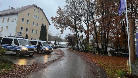 Das Hotel in Wemding, in dem sich die Reichsbürgerszene trifft, davor mehrere Polizeiautos