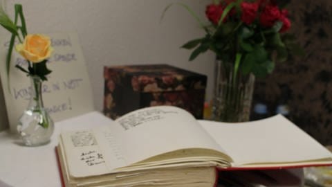 Ein Buch voller Glückwünsche und Blumen zum 108. Geburtstag vor zwei Jahren