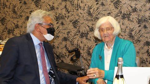 Oberbürgermeister Gunter Czisch gratuliert der ältesten Bürgerin det Stadt Ulm, Änne Matschewsky, zum 108. Geburtstag