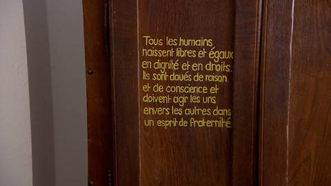 Der erste Artikel der Allgemeinen Erklärung der Menschenrechte steht bei Isabelle Fabbro zuhause auf einem alten Schrank. Ihre Tochter hat den Schriftzug darauf verewigt. 
